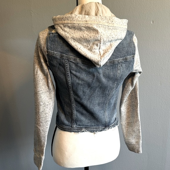 HOLLISTER HOODED JEAN JACKET. Size XSMALL. - Picture 4 of 9